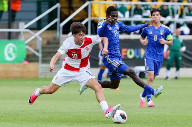 Patrice Covic (Croatia) und Federico Coletta (Italy) kaempfen um den Ball, UEFA European Under-19 Championship 2026 Group B, Croatia v Italy, The Oval am 02. July 2026 in Caernarfon, Vereinigtes Königreich. (Foto von Marco Steinbrenner DeFodi Images) Patrice Covic (Croatia) und Federico Coletta (Italy) battle for the ball, UEFA European Under-19 Championship 2026 Group B, Croatia v Italy, The Oval, July 2, 2026 in Caernarfon, United Kingdom. (Photo by Marco Steinbrenner DeFodi Images) - *** Patrice Covic (Croatia) and Federico Coletta (Italy) battle for the ball, 2026 UEFA European Under-19 Championship Group B, Croatia vs. Italy, The Oval on July 2, 2026, in Caernarfon, United Kingdom. Photo by Marco Steinbrenner, DeFodi Images. Patrice Covic of Croatia and Federico Coletta of Italy battle for the ball, UEFA European Under-19 Championship 2026 Group B, Croatia vs. Italy, The Oval, July 2, 2026, in Caernarfon, United Kingdom. Photo by Marco Steinbrenner, DeFodi Images