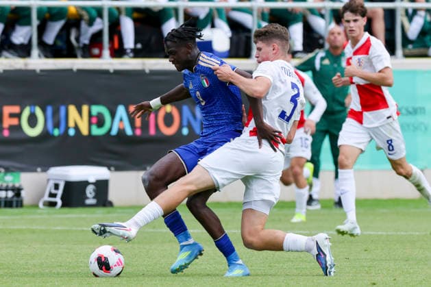 Jamal Iddrissou (Italy) und Kristian Mandic (Croatia) kaempfen um den Ball, UEFA European Under-19 Championship 2026 Group B, Croatia v Italy, The Oval am 02. July 2026 in Caernarfon, Vereinigtes Königreich. (Foto von Marco Steinbrenner DeFodi Images) Jamal Iddrissou (Italy) und Kristian Mandic (Croatia) battle for the ball, UEFA European Under-19 Championship 2026 Group B, Croatia v Italy, The Oval, July 2, 2026 in Caernarfon, United Kingdom. (Photo by Marco Steinbrenner DeFodi Images) - *** Jamal Iddrissou (Italy) and Kristian Mandic (Croatia) battle for the ball, 2026 UEFA European Under-19 Championship Group B, Croatia vs. Italy, The Oval on July 2, 2026, in Caernarfon, United Kingdom. Photo by Marco Steinbrenner, DeFodi Images. Jamal Iddrissou (Italy) and Kristian Mandic (Croatia) battle for the ball, 2026 UEFA European Under-19 Championship Group B, Croatia vs. Italy, The Oval, July 2, 2026, in Caernarfon, United Kingdom. Photo by Marco Steinbrenner, DeFodi Images