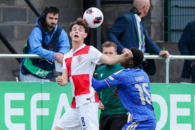 Tomas Bakovic (Croatia) und Samuel Wiafe (Italy) kaempfen um den Ball, UEFA European Under-19 Championship 2026 Group B, Croatia v Italy, The Oval am 02. July 2026 in Caernarfon, Vereinigtes Königreich. (Foto von Marco Steinbrenner DeFodi Images) Tomas Bakovic (Croatia) und Samuel Wiafe (Italy) battle for the ball, UEFA European Under-19 Championship 2026 Group B, Croatia v Italy, The Oval, July 2, 2026 in Caernarfon, United Kingdom. (Photo by Marco Steinbrenner DeFodi Images) - *** Tomas Bakovic (Croatia) and Samuel Wiafe (Italy) battle for the ball, 2026 UEFA European Under-19 Championship Group B, Croatia vs. Italy, The Oval on July 2, 2026, in Caernarfon, United Kingdom. Photo by Marco Steinbrenner, DeFodi Images. Tomas Bakovic (Croatia) and Samuel Wiafe (Italy) battle for the ball, 2026 UEFA European Under-19 Championship Group B, Croatia vs. Italy, The Oval, July 2, 2026, in Caernarfon, United Kingdom. Photo by Marco Steinbrenner, DeFodi Images