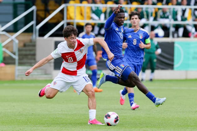Patrice Covic (Croatia) und Federico Coletta (Italy) kaempfen um den Ball, UEFA European Under-19 Championship 2026 Group B, Croatia v Italy, The Oval am 02. July 2026 in Caernarfon, Vereinigtes Königreich. (Foto von Marco Steinbrenner DeFodi Images) Patrice Covic (Croatia) und Federico Coletta (Italy) battle for the ball, UEFA European Under-19 Championship 2026 Group B, Croatia v Italy, The Oval, July 2, 2026 in Caernarfon, United Kingdom. (Photo by Marco Steinbrenner DeFodi Images) - *** Patrice Covic (Croatia) and Federico Coletta (Italy) battle for the ball, 2026 UEFA European Under-19 Championship Group B, Croatia vs. Italy, The Oval on July 2, 2026, in Caernarfon, United Kingdom. Photo by Marco Steinbrenner, DeFodi Images. Patrice Covic of Croatia and Federico Coletta of Italy battle for the ball, UEFA European Under-19 Championship 2026 Group B, Croatia vs. Italy, The Oval, July 2, 2026, in Caernarfon, United Kingdom. Photo by Marco Steinbrenner, DeFodi Images