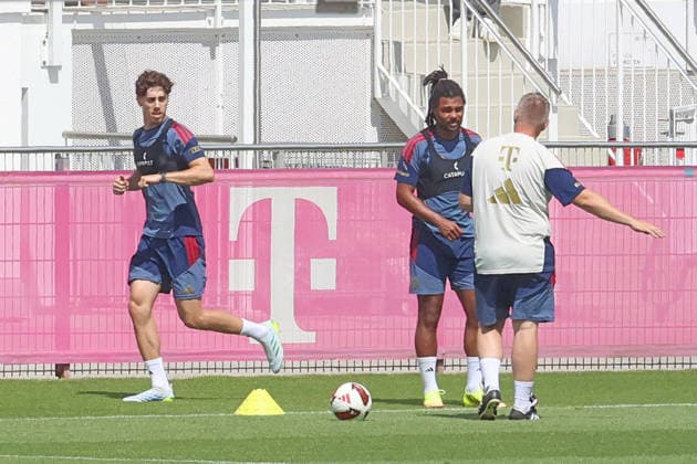 v.l. 47 David Santos Daiber, 7 Serge Gnabry und REHA-Trainer Benjamin Sommer, beim Reha-Training, nach im April erlittenen Ausriss der Adduktoren am rechten Oberschenkel, Rehabilitation, Portraet, Portrait, in Fussballschuhen Fussball FC Bayern München Training an der Säbenerstrasse 02.07.2026 FOTO: Mladen Lackovic LakoPress *** From left: 47 David Santos Daiber, 7 Serge Gnabry, and rehab coach Benjamin Sommer during rehab training following a right thigh adductor strain sustained in April; rehabilitation; portrait; Portrait, in soccer cleats, FC Bayern Munich training at Säbenerstrasse, July 2, 2026. PHOTO: Mladen Lackovic, LakoPress