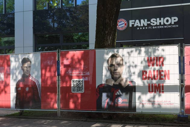 Fan-Shop, Baustelle, Neuebau, Umbau, Modernisierung, Neuer, Kimmich, Fussball FC Bayern München Training an der Säbenerstrasse 02.07.2026 FOTO: Mladen Lackovic LakoPress *** Fan Shop, Construction Site, New Construction, Renovation, Modernization, New, Kimmich, Soccer, FC Bayern Munich Training at Säbenerstrasse, July 2, 2026. PHOTO: Mladen Lackovic, LakoPress