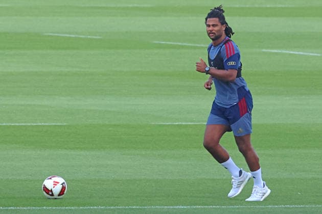 7 Serge Gnabry, beim Reha-Training, nach im April erlittenen Ausriss der Adduktoren am rechten Oberschenkel, Rehabilitation, Portraet, Portrait, am Ball, in Joggingschuhen Fussball FC Bayern München Training an der Säbenerstrasse 02.07.2026 FOTO: Mladen Lackovic LakoPress *** 7 Serge Gnabry, during rehab training, following a right thigh adductor strain sustained in April, rehabilitation, portrait, Portrait, on the ball, in running shoes, soccer, FC Bayern Munich training at Säbenerstrasse, July 2, 2026, PHOTO Mladen Lackovic, LakoPress