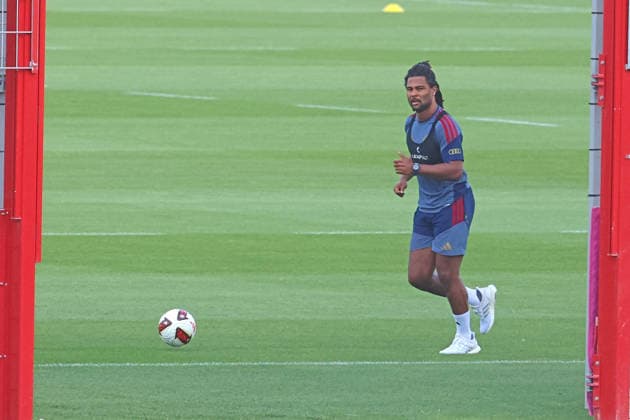 7 Serge Gnabry, beim Reha-Training, nach im April erlittenen Ausriss der Adduktoren am rechten Oberschenkel, Rehabilitation, Portraet, Portrait, am Ball, in Joggingschuhen Fussball FC Bayern München Training an der Säbenerstrasse 02.07.2026 FOTO: Mladen Lackovic LakoPress *** 7 Serge Gnabry, during rehab training, following a right thigh adductor strain sustained in April, rehabilitation, portrait, Portrait, on the ball, in running shoes, soccer, FC Bayern Munich training at Säbenerstrasse, July 2, 2026, PHOTO Mladen Lackovic, LakoPress