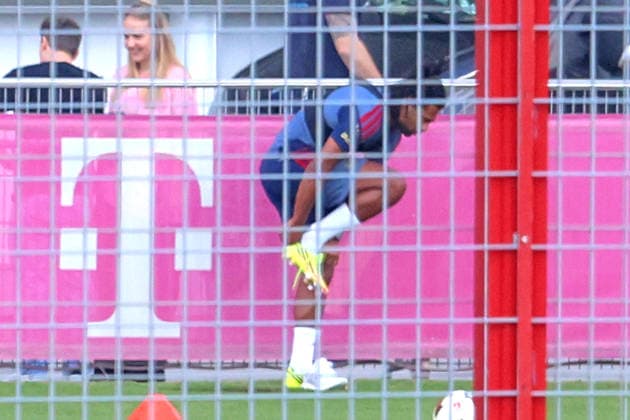 7 Serge Gnabry zeht seine Fussballschuhe an, beim Reha-Training, nach im April erlittenen Ausriss der Adduktoren am rechten Oberschenkel, Rehabilitation, Portraet, Portrait, Fussball FC Bayern München Training an der Säbenerstrasse 02.07.2026 FOTO: Mladen Lackovic LakoPress *** 7 Serge Gnabry puts on his soccer cleats during rehab training after suffering a tear in the adductor muscles of his right thigh in April; rehabilitation; portrait, portrait, Soccer: FC Bayern Munich training at Säbenerstrasse, July 2, 2026. PHOTO: Mladen Lackovic, LakoPress
