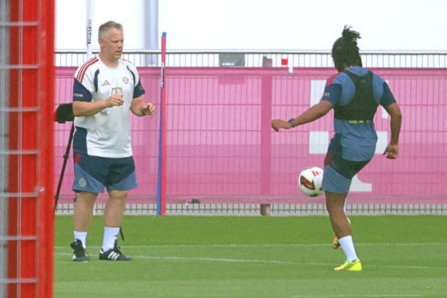 7 Serge Gnabry und REHA-Trainer Benjamin Sommer, beim Reha-Training, nach im April erlittenen Ausriss der Adduktoren am rechten Oberschenkel, Rehabilitation, Portraet, Portrait, am Ball, in Fussballschuhen Fussball FC Bayern München Training an der Säbenerstrasse 02.07.2026 FOTO: Mladen Lackovic LakoPress *** 7 Serge Gnabry and rehab coach Benjamin Sommer during rehab training following a right thigh adductor strain sustained in April; rehabilitation; portrait; Portrait, on the ball, in soccer cleats, FC Bayern Munich training at Säbenerstrasse, July 2, 2026. PHOTO: Mladen Lackovic, LakoPress