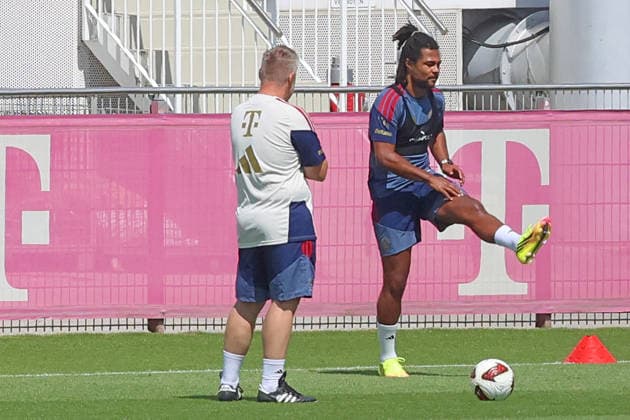 7 Serge Gnabry und REHA-Trainer Benjamin Sommer, beim Reha-Training, nach im April erlittenen Ausriss der Adduktoren am rechten Oberschenkel, Rehabilitation, Portraet, Portrait, in Fussballschuhen Fussball FC Bayern München Training an der Säbenerstrasse 02.07.2026 FOTO: Mladen Lackovic LakoPress *** 7 Serge Gnabry and rehab coach Benjamin Sommer during rehab training following a right thigh adductor strain sustained in April; rehabilitation; portrait; Portrait, wearing soccer cleats, FC Bayern Munich training at Säbenerstrasse, July 2, 2026. PHOTO: Mladen Lackovic, LakoPress