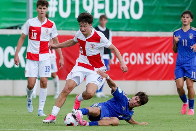 Patrice Covic (Croatia) und Federico Coletta (Italy) kaempfen um den Ball, UEFA European Under-19 Championship 2026 Group B, Croatia v Italy, The Oval am 02. July 2026 in Caernarfon, Vereinigtes Königreich. (Foto von Marco Steinbrenner DeFodi Images) Patrice Covic (Croatia) und Federico Coletta (Italy) battle for the ball, UEFA European Under-19 Championship 2026 Group B, Croatia v Italy, The Oval, July 2, 2026 in Caernarfon, United Kingdom. (Photo by Marco Steinbrenner DeFodi Images) - *** Patrice Covic (Croatia) and Federico Coletta (Italy) battle for the ball, 2026 UEFA European Under-19 Championship Group B, Croatia vs. Italy, The Oval on July 2, 2026, in Caernarfon, United Kingdom. Photo by Marco Steinbrenner, DeFodi Images. Patrice Covic of Croatia and Federico Coletta of Italy battle for the ball, UEFA European Under-19 Championship 2026 Group B, Croatia vs. Italy, The Oval, July 2, 2026, in Caernarfon, United Kingdom. Photo by Marco Steinbrenner, DeFodi Images