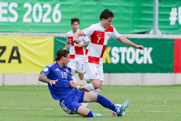 Mattia Marello (Italy) und Karlo Simic (Croatia) kaempfen um den Ball, UEFA European Under-19 Championship 2026 Group B, Croatia v Italy, The Oval am 02. July 2026 in Caernarfon, Vereinigtes Königreich. (Foto von Marco Steinbrenner DeFodi Images) Mattia Marello (Italy) und Karlo Simic (Croatia) battle for the ball, UEFA European Under-19 Championship 2026 Group B, Croatia v Italy, The Oval, July 2, 2026 in Caernarfon, United Kingdom. (Photo by Marco Steinbrenner DeFodi Images) - *** Mattia Marello (Italy) and Karlo Simic (Croatia) battle for the ball, 2026 UEFA European Under-19 Championship Group B, Croatia vs. Italy, The Oval on July 2, 2026, in Caernarfon, United Kingdom. Photo by Marco Steinbrenner, DeFodi Images. Mattia Marello (Italy) and Karlo Simic (Croatia) battle for the ball, 2026 UEFA European Under-19 Championship Group B, Croatia vs. Italy, The Oval, July 2, 2026, in Caernarfon, United Kingdom. Photo by Marco Steinbrenner, DeFodi Images