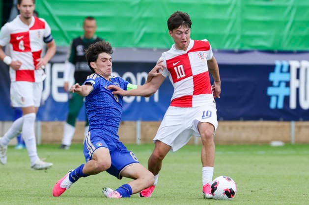 Emanuele Sala (Italy) und Patrice Covic (Croatia) kaempfen um den Ball, UEFA European Under-19 Championship 2026 Group B, Croatia v Italy, The Oval am 02. July 2026 in Caernarfon, Vereinigtes Königreich. (Foto von Marco Steinbrenner DeFodi Images) Emanuele Sala (Italy) und Patrice Covic (Croatia) battle for the ball, UEFA European Under-19 Championship 2026 Group B, Croatia v Italy, The Oval, July 2, 2026 in Caernarfon, United Kingdom. (Photo by Marco Steinbrenner DeFodi Images) - *** Emanuele Sala (Italy) and Patrice Covic (Croatia) battle for the ball, 2026 UEFA European Under-19 Championship Group B, Croatia vs. Italy, The Oval on July 2, 2026, in Caernarfon, United Kingdom. Photo by Marco Steinbrenner, DeFodi Images. Emanuele Sala (Italy) and Patrice Covic (Croatia) battle for the ball, 2026 UEFA European Under-19 Championship Group B, Croatia vs. Italy, The Oval, July 2, 2026, in Caernarfon, United Kingdom. Photo by Marco Steinbrenner, DeFodi Images