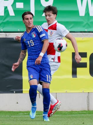 Mattia Marello (Italy) und Karlo Simic (Croatia) kaempfen um den Ball, UEFA European Under-19 Championship 2026 Group B, Croatia v Italy, The Oval am 02. July 2026 in Caernarfon, Vereinigtes Königreich. (Foto von Marco Steinbrenner DeFodi Images) Mattia Marello (Italy) und Karlo Simic (Croatia) battle for the ball, UEFA European Under-19 Championship 2026 Group B, Croatia v Italy, The Oval, July 2, 2026 in Caernarfon, United Kingdom. (Photo by Marco Steinbrenner DeFodi Images) - *** Mattia Marello (Italy) and Karlo Simic (Croatia) battle for the ball, 2026 UEFA European Under-19 Championship Group B, Croatia vs. Italy, The Oval on July 2, 2026, in Caernarfon, United Kingdom. Photo by Marco Steinbrenner, DeFodi Images. Mattia Marello (Italy) and Karlo Simic (Croatia) battle for the ball, 2026 UEFA European Under-19 Championship Group B, Croatia vs. Italy, The Oval, July 2, 2026, in Caernarfon, United Kingdom. Photo by Marco Steinbrenner, DeFodi Images