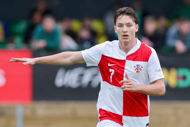 Karlo Simic (Croatia) gestikuliert, UEFA European Under-19 Championship 2026 Group B, Croatia v Italy, The Oval am 02. July 2026 in Caernarfon, Vereinigtes Königreich. (Foto von Marco Steinbrenner DeFodi Images) Karlo Simic (Croatia) gestures, UEFA European Under-19 Championship 2026 Group B, Croatia v Italy, The Oval, July 2, 2026 in Caernarfon, United Kingdom. (Photo by Marco Steinbrenner DeFodi Images) - *** Karlo Simic of Croatia gestures, 2026 UEFA European Under-19 Championship Group B, Croatia vs. Italy, The Oval on July 2, 2026, in Caernarfon, United Kingdom. Photo by Marco Steinbrenner, DeFodi Images. Karlo Simic of Croatia gestures during the 2026 UEFA European Under-19 Championship, Group B, Croatia vs. Italy, at The Oval, July 2, 2026, in Caernarfon, United Kingdom. Photo by Marco Steinbrenner, DeFodi Images