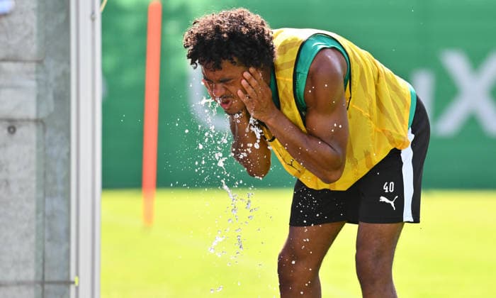 02.07.2026 - Fussball - 2. Bundesliga - Saison 2026 2027 - SpVgg Greuther Fürth Fuerth ( Kleeblatt ) - Training - - xwoxzix - David Abrangao (40, SpVgg Greuther Fürth ) erfrischt sich mit Wasser *** July 2, 2026 Soccer 2. Bundesliga 2026–2027 Season SpVgg Greuther Fürth (Füroth Kleeblatt) Training xwoxzix David Abrangao 40, SpVgg Greuther Fürth quenches his thirst with water