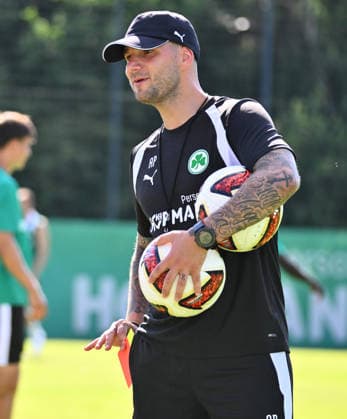 02.07.2026 - Fussball - 2. Bundesliga - Saison 2026 2027 - SpVgg Greuther Fürth Fuerth ( Kleeblatt ) - Training - - xwoxzix - Aleksandro Petrovic ( Co-Trainer SpVgg Greuther Fürth ) zeigt rote Karte Rot Platzverweis *** July 2, 2026 Soccer 2. Bundesliga 2026–2027 Season SpVgg Greuther Fürth (Füroth Kleeblatt) Training xwoxzix Aleksandro Petrovic, Assistant Coach of SpVgg Greuther Fürth, shows a red card; red card; sent off
