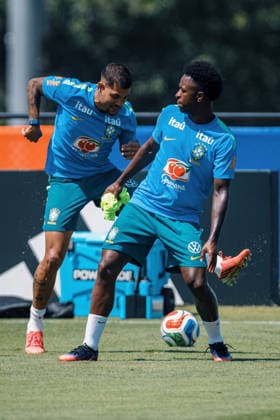 Treino da Seleção Brasileira NOVA JERSEY, NJ - 02.07.2026: TREINO DA SELEcaO BRASILEIRA - Bruno Magalhaes and Vini Jr. during a training session with the Brazilian national team, Nationalteam at the New York Red Bulls training center in Morristown, New Jersey, United States. The Brazilian team will face Norway on Sunday in the Round of 16 of the 2026 FIFA World Cup, WM, Weltmeisterschaft, Fussball (Photo: Marcelo Machado de Melo Fotoarena) x2977053x  MarceloxMachadoxdexMelo