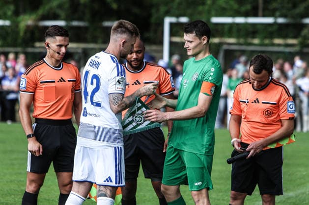 Fussball, 3.Liga Saison 2026 2027 Testspiel TuS Viktoria Buchholz - MSV Duisburg 02.07.2026, Karl-Dölzig Platz Alexander Hahn (MSV Duisburg, 42) bei der Seitenwahl Duisburg Karl-Dölzig Platz Nordrhein-Westfalen Deutschland *** Sports, Soccer, 3rd Division, 2026–2027 Season, Friendly Match: TuS Viktoria Buchholz vs. MSV Duisburg, July 2, 2026, Karl Dölzig Platz, Alexander Hahn, MSV Duisburg; Duisburg won the coin toss at Karl Dölzig Platz, North Rhine-Westphalia, Germany