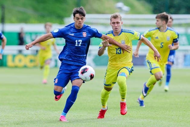 Luka Zaric (Serbia) und Danylo Malov (Ukraine) kaempfen um den Ball, UEFA European Under-19 Championship 2026 Group B, Serbia v Ukraine, Bangor City Stadium am 02. July 2026 in Bangor, Vereinigtes Königreich. (Foto von Marco Steinbrenner DeFodi Images) Luka Zaric (Serbia) und Danylo Malov (Ukraine) battle for the ball, UEFA European Under-19 Championship 2026 Group B, Serbia v Ukraine, Bangor City Stadium, July 2, 2026 in Bangor, United Kingdom. (Photo by Marco Steinbrenner DeFodi Images) - *** Luka Zaric of Serbia and Danylo Malov of Ukraine battle for the ball, 2026 UEFA European Under-19 Championship Group B, Serbia vs. Ukraine, Bangor City Stadium on July 2, 2026, in Bangor, United Kingdom. Photo by Marco Steinbrenner, DeFodi Images. Luka Zaric of Serbia and Danylo Malov of Ukraine battle for the ball, UEFA European Under-19 Championship 2026 Group B, Serbia vs. Ukraine, Bangor City Stadium, July 2, 2026, in Bangor, United Kingdom. Photo by Marco Steinbrenner, DeFodi Images