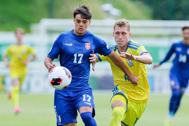 Luka Zaric (Serbia) und Danylo Malov (Ukraine) kaempfen um den Ball, UEFA European Under-19 Championship 2026 Group B, Serbia v Ukraine, Bangor City Stadium am 02. July 2026 in Bangor, Vereinigtes Königreich. (Foto von Marco Steinbrenner DeFodi Images) Luka Zaric (Serbia) und Danylo Malov (Ukraine) battle for the ball, UEFA European Under-19 Championship 2026 Group B, Serbia v Ukraine, Bangor City Stadium, July 2, 2026 in Bangor, United Kingdom. (Photo by Marco Steinbrenner DeFodi Images) - *** Luka Zaric of Serbia and Danylo Malov of Ukraine battle for the ball, 2026 UEFA European Under-19 Championship Group B, Serbia vs. Ukraine, Bangor City Stadium on July 2, 2026, in Bangor, United Kingdom. Photo by Marco Steinbrenner, DeFodi Images. Luka Zaric of Serbia and Danylo Malov of Ukraine battle for the ball, UEFA European Under-19 Championship 2026 Group B, Serbia vs. Ukraine, Bangor City Stadium, July 2, 2026, in Bangor, United Kingdom. Photo by Marco Steinbrenner, DeFodi Images