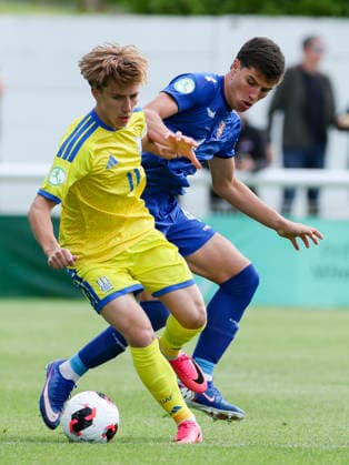 Patryk Sykut (Ukraine) und Ahmed Hadzimujovic (Serbia) kaempfen um den Ball, UEFA European Under-19 Championship 2026 Group B, Serbia v Ukraine, Bangor City Stadium am 02. July 2026 in Bangor, Vereinigtes Königreich. (Foto von Marco Steinbrenner DeFodi Images) Patryk Sykut (Ukraine) und Ahmed Hadzimujovic (Serbia) battle for the ball, UEFA European Under-19 Championship 2026 Group B, Serbia v Ukraine, Bangor City Stadium, July 2, 2026 in Bangor, United Kingdom. (Photo by Marco Steinbrenner DeFodi Images) - *** Patryk Sykut (Ukraine) and Ahmed Hadzimujovic (Serbia) battle for the ball, 2026 UEFA European Under-19 Championship Group B, Serbia vs. Ukraine, Bangor City Stadium on July 2, 2026, in Bangor, United Kingdom. Photo by Marco Steinbrenner, DeFodi Images. Patryk Sykut of Ukraine and Ahmed Hadzimujovic of Serbia battle for the ball, UEFA European Under-19 Championship 2026, Group B, Serbia vs. Ukraine, Bangor City Stadium, July 2, 2026, in Bangor, United Kingdom. Photo by Marco Steinbrenner, DeFodi Images