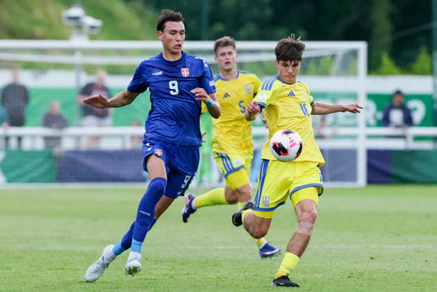 Aleksa Damjanovic (Serbia) und Yaroslav Mylokost (Ukraine) kaempfen um den Ball, UEFA European Under-19 Championship 2026 Group B, Serbia v Ukraine, Bangor City Stadium am 02. July 2026 in Bangor, Vereinigtes Königreich. (Foto von Marco Steinbrenner DeFodi Images) Aleksa Damjanovic (Serbia) und Yaroslav Mylokost (Ukraine) battle for the ball, UEFA European Under-19 Championship 2026 Group B, Serbia v Ukraine, Bangor City Stadium, July 2, 2026 in Bangor, United Kingdom. (Photo by Marco Steinbrenner DeFodi Images) - *** Aleksa Damjanovic of Serbia and Yaroslav Mylokost of Ukraine battle for the ball, 2026 UEFA European Under-19 Championship Group B, Serbia vs. Ukraine, Bangor City Stadium on July 2, 2026, in Bangor, United Kingdom. Photo by Marco Steinbrenner, DeFodi Images. Aleksa Damjanovic of Serbia and Yaroslav Mylokost of Ukraine battle for the ball, UEFA European Under-19 Championship 2026, Group B, Serbia vs. Ukraine, Bangor City Stadium, July 2, 2026, in Bangor, United Kingdom. Photo by Marco Steinbrenner, DeFodi Images