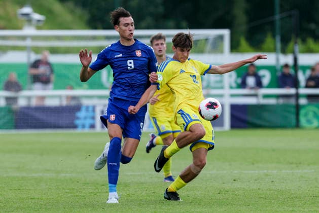 Aleksa Damjanovic (Serbia) und Yaroslav Mylokost (Ukraine) kaempfen um den Ball, UEFA European Under-19 Championship 2026 Group B, Serbia v Ukraine, Bangor City Stadium am 02. July 2026 in Bangor, Vereinigtes Königreich. (Foto von Marco Steinbrenner DeFodi Images) Aleksa Damjanovic (Serbia) und Yaroslav Mylokost (Ukraine) battle for the ball, UEFA European Under-19 Championship 2026 Group B, Serbia v Ukraine, Bangor City Stadium, July 2, 2026 in Bangor, United Kingdom. (Photo by Marco Steinbrenner DeFodi Images) - *** Aleksa Damjanovic of Serbia and Yaroslav Mylokost of Ukraine battle for the ball, 2026 UEFA European Under-19 Championship Group B, Serbia vs. Ukraine, Bangor City Stadium on July 2, 2026, in Bangor, United Kingdom. Photo by Marco Steinbrenner, DeFodi Images. Aleksa Damjanovic of Serbia and Yaroslav Mylokost of Ukraine battle for the ball, UEFA European Under-19 Championship 2026, Group B, Serbia vs. Ukraine, Bangor City Stadium, July 2, 2026, in Bangor, United Kingdom. Photo by Marco Steinbrenner, DeFodi Images