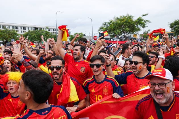 FIFA World Cup, WM, Weltmeisterschaft, Fussball 2026 - Round of 32 - Spain vs Austria Spain fans gather and wave national flags outside Los Angeles Stadium in Los Angeles, California, USA, 02 July 2026, ahead of the FIFA World Cup 2026 Round of 32 match between Spain and Austria. INGLEWOOD CALIFORNIA UNITED STATES  Copyright: xCHRISxTORRESx