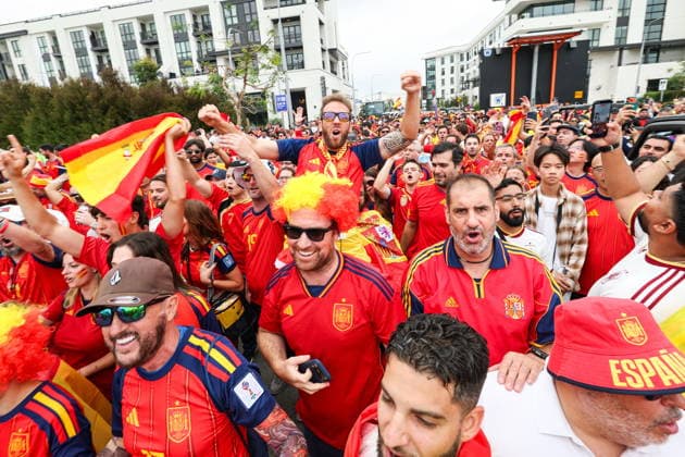 FIFA World Cup, WM, Weltmeisterschaft, Fussball 2026 - Round of 32 - Spain vs Austria Spain fans gather and wave national flags outside Los Angeles Stadium in Los Angeles, California, USA, 02 July 2026, ahead of the FIFA World Cup 2026 Round of 32 match between Spain and Austria. INGLEWOOD CALIFORNIA UNITED STATES  Copyright: xCHRISxTORRESx