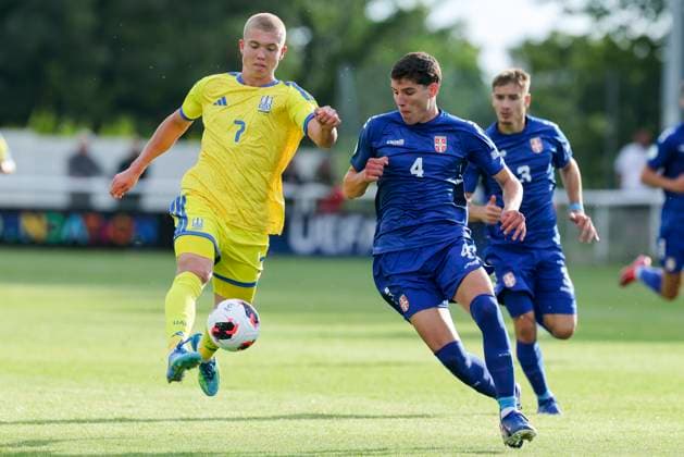 Dmytro Bohdanov (Ukraine) und Ahmed Hadzimujovic (Serbia) kaempfen um den Ball, UEFA European Under-19 Championship 2026 Group B, Serbia v Ukraine, Bangor City Stadium am 02. July 2026 in Bangor, Vereinigtes Königreich. (Foto von Marco Steinbrenner DeFodi Images) Dmytro Bohdanov (Ukraine) und Ahmed Hadzimujovic (Serbia) battle for the ball, UEFA European Under-19 Championship 2026 Group B, Serbia v Ukraine, Bangor City Stadium, July 2, 2026 in Bangor, United Kingdom. (Photo by Marco Steinbrenner DeFodi Images) - *** Dmytro Bohdanov (Ukraine) and Ahmed Hadzimujovic (Serbia) battle for the ball, 2026 UEFA European Under-19 Championship Group B, Serbia vs. Ukraine, Bangor City Stadium on July 2, 2026, in Bangor, United Kingdom. Photo by Marco Steinbrenner, DeFodi Images. Dmytro Bohdanov of Ukraine and Ahmed Hadzimujovic of Serbia battle for the ball, UEFA European Under-19 Championship 2026, Group B, Serbia vs. Ukraine, Bangor City Stadium, July 2, 2026, in Bangor, United Kingdom. Photo by Marco Steinbrenner, DeFodi Images