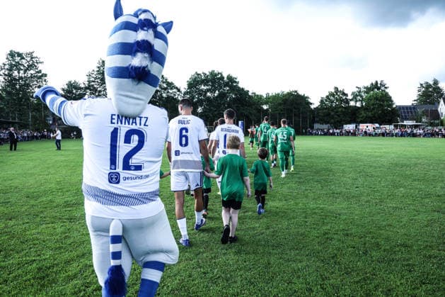 Fussball, 3.Liga Saison 2026 2027 Testspiel TuS Viktoria Buchholz - MSV Duisburg 02.07.2026, Karl-Dölzig Platz Die Spieler beim Einlauf Duisburg Karl-Dölzig Platz Nordrhein-Westfalen Deutschland *** Sports, Soccer, 3rd Division, 2026–2027 Season, Friendly Match: TuS Viktoria Buchholz vs. MSV Duisburg, July 2, 2026, Karl Dölzig Stadium. The players taking the field in Duisburg at Karl Dölzig Stadium, North Rhine-Westphalia, Germany