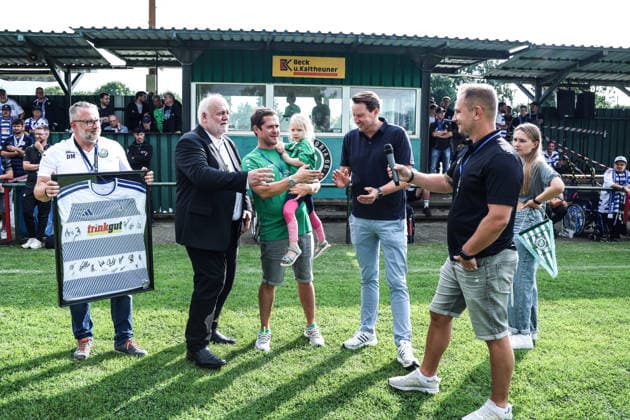 Fussball, 3.Liga Saison 2026 2027 Testspiel TuS Viktoria Buchholz - MSV Duisburg 02.07.2026, Karl-Dölzig Platz Christian Koke (Leiter Marketing MSV Duisburg) überreicht ein Trikot Duisburg Karl-Dölzig Platz Nordrhein-Westfalen Deutschland *** Sports, Soccer, 3rd Division, 2026–2027 Season, Friendly Match: TuS Viktoria Buchholz vs. MSV Duisburg, July 2, 2026, Karl Dölzig Platz: Christian Koke, Head of Marketing at MSV Duisburg, presents a jersey in Duisburg at Karl Dölzig Platz, North Rhine-Westphalia, Germany