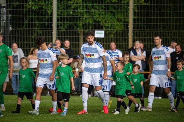 Testspiel TuS Viktoria Buchholz - MSV Duisburg ** NUR FÜR REDAKTIONELLE ZWECKE ** EDITORIAL USE ONLY **<p>Fußball Testspiel TuS Viktoria Buchholz - MSV Duisburg am 02.07.26 in der Karl-Dölzig-Platz in Duisburg Lex Tyger Lobinger Duisburg ) Duisburg Copyright: JakobxKlos *** Friendly Match: TuS Viktoria Buchholz vs. MSV Duisburg ** FOR EDITORIAL USE ONLY ** EDITORIAL USE ONLY ** p Soccer Friendly Match: TuS Viktoria Buchholz vs. MSV Duisburg on July 2, 2026, at Karl Dölzig Platz in Duisburg. Lex Tyger Lobinger, Duisburg. Copyright JakobxKlos Copyright: JakobxKlos doc86jmruw3rdfezxe5vnj ,EDITORIAL USE ONLY