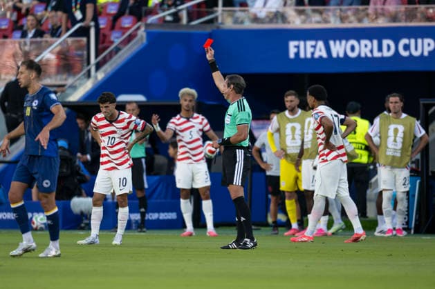 July 1, 2026, Santa Clara, California, USA: Brazilian referee RAPHAEL CLAUS gives American forward FOLARIN BALOGUN (20) a red card during the World Cup 2026 Round of 32 soccer match between the United States and Bosnia and Herzegovina in Santa Clara, California, USA. Santa Clara USA - ZUMAk194 20260701_zsp_k194_003 Copyright: xKaixRiverxKanzerx