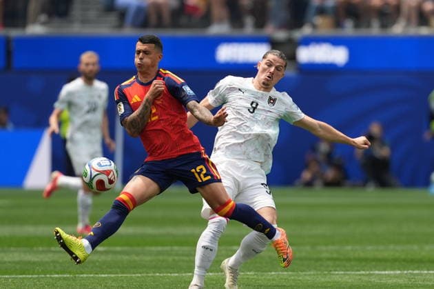 Spain v Austria - FIFA World Cup, WM, Weltmeisterschaft, Fussball 2026 - Round of 32 LOS ANGELES, CALIFORNIA - JULY 2: Pedro Porro (12) of Spain in action against Marcel Sabitzer of Austria during the 2026 FIFA World Cup Round of 32 match between Spain and Austria at the Los Angeles Stadium (SoFi Stadium) in Inglewood, California, United States on July 2, 2026. Tayfun Coskun Anadolu California United States. Editorial use only. Please get in touch for any other usage.  Copyright: x2026xAnadoluxTayfunxCoskunx