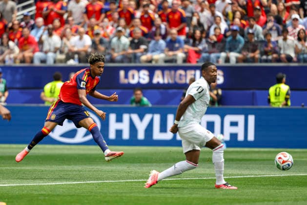 SOCCER - FIFA World Cup, WM, Weltmeisterschaft, Fussball 2026 INGLEWOOD,CALIFORNIA,USA,02.JUL.26 - SOCCER - FIFA World Cup, round of 32, Spain vs Austria. Image shows Lamine Yamal (ESP) and David Alaba (AUT).  GEPAxpictures xArminxRauthner