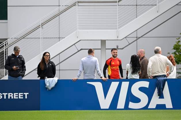 Belgian national football team - FIFA World Cup, WM, Weltmeisterschaft, Fussball 2026 - media activities 02 07 2026 RENTON, UNITED STATES OF AMERICA - JULY 02 : Raskin Nicolas midfielder of Belgium talking to family and friends pictured during a training session of the Belgian national football team during the FIFA World Cup 2026 on July 2, 2026 in Renton, United States of America, 02 07 2026 Renton United States of America  Copyright: xNicoxVereeckenx