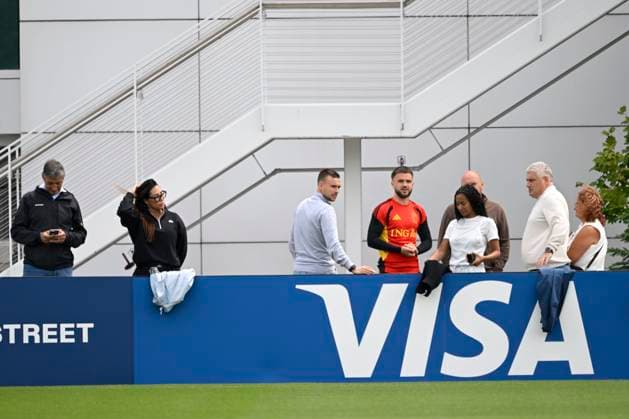 Belgian national football team - FIFA World Cup, WM, Weltmeisterschaft, Fussball 2026 - media activities 02 07 2026 RENTON, UNITED STATES OF AMERICA - JULY 02 : Raskin Nicolas midfielder of Belgium talking to family and friends pictured during a training session of the Belgian national football team during the FIFA World Cup 2026 on July 2, 2026 in Renton, United States of America, 02 07 2026 Renton United States of America  Copyright: xNicoxVereeckenx