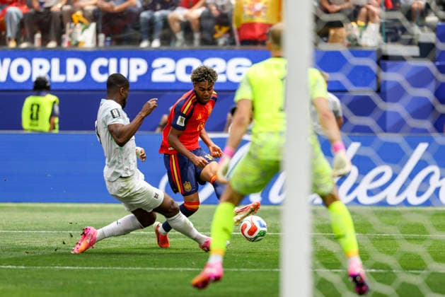 SOCCER - FIFA World Cup, WM, Weltmeisterschaft, Fussball 2026 INGLEWOOD,CALIFORNIA,USA,02.JUL.26 - SOCCER - FIFA World Cup, round of 32, Spain vs Austria. Image shows Kevin Danso (AUT) and Lamine Yamal (ESP).  GEPAxpictures xArminxRauthner