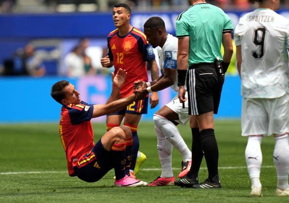 FIFA World Cup, WM, Weltmeisterschaft, Fussball 2026 - Round of 32 - Spain vs Austria David Alaba of Austria (CR) reacts with Mikel Oyarzabal of Spain (L) during the FIFA World Cup 2026 Round of 32 match Spain against Austria, in Los Angeles, USA, 02 July 2026. INGLEWOOD United States  Copyright: xSCOTTxSTRAZZANTEx
