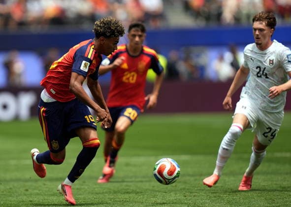 FIFA World Cup, WM, Weltmeisterschaft, Fussball 2026 - Round of 32 - Spain vs Austria Lamine Yamal of Spain (L) and Paul Wanner of Austria in action during the FIFA World Cup 2026 Round of 32 match Spain against Austria, in Los Angeles, USA, 02 July 2026. INGLEWOOD United States  Copyright: xSCOTTxSTRAZZANTEx