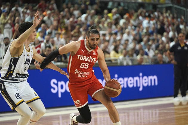 Bosnia and Herzegovina v Turkiye - FIBA Basketball World Cup 2027 European Qualifiers ZENICA, BOSNIA AND HERZEGOVINA - JULY 2: Kenan Sipahi (55) of Turkiye drives to the basket against a Bosnia and Herzegovina player during the FIBA Basketball World Cup 2027 European Qualifiers first-round game at Husejin Smajlovic Hall in Zenica, Bosnia and Herzegovina, on July 2, 2026. Samir Jordamovic Anadolu Zenica Bosnia and Herzegovina. Editorial use only. Please get in touch for any other usage.  Copyright: x2026xAnadoluxSamirxJordamovicx