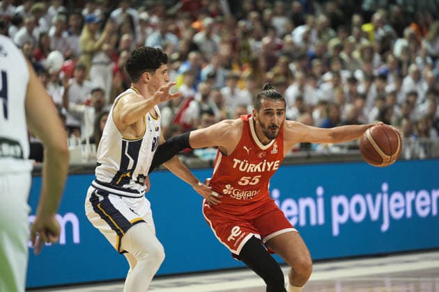 Bosnia and Herzegovina v Turkiye - FIBA Basketball World Cup 2027 European Qualifiers ZENICA, BOSNIA AND HERZEGOVINA - JULY 2: Kenan Sipahi (55) of Turkiye drives to the basket against a Bosnia and Herzegovina player during the FIBA Basketball World Cup 2027 European Qualifiers first-round game at Husejin Smajlovic Hall in Zenica, Bosnia and Herzegovina, on July 2, 2026. Samir Jordamovic Anadolu Zenica Bosnia and Herzegovina. Editorial use only. Please get in touch for any other usage.  Copyright: x2026xAnadoluxSamirxJordamovicx