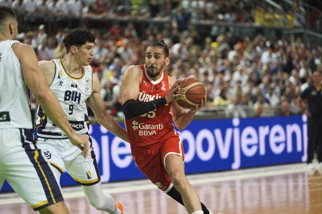 Bosnia and Herzegovina v Turkiye - FIBA Basketball World Cup 2027 European Qualifiers ZENICA, BOSNIA AND HERZEGOVINA - JULY 2: Kenan Sipahi (55) of Turkiye drives past Amar Gegic (9) of Bosnia and Herzegovina during the FIBA Basketball World Cup 2027 European Qualifiers first-round game at Husejin Smajlovic Hall in Zenica, Bosnia and Herzegovina, on July 2, 2026. Samir Jordamovic Anadolu Zenica Bosnia and Herzegovina. Editorial use only. Please get in touch for any other usage.  Copyright: x2026xAnadoluxSamirxJordamovicx
