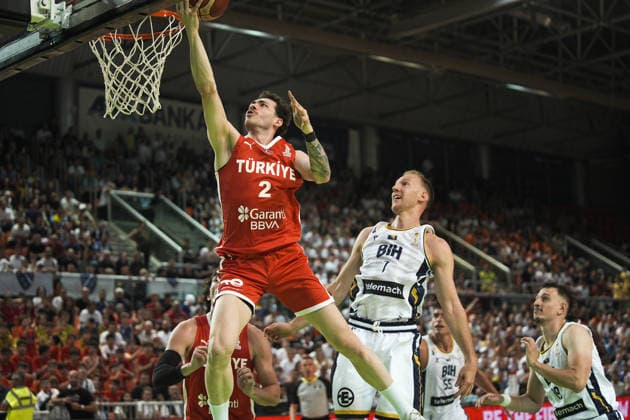 Bosnia and Herzegovina v Turkiye - FIBA Basketball World Cup 2027 European Qualifiers ZENICA, BOSNIA AND HERZEGOVINA - JULY 2: Sehmus Hazer (2) of Turkiye attempts a layup as Adin Vrabac (7) of Bosnia and Herzegovina defends during the FIBA Basketball World Cup 2027 European Qualifiers first-round game at Husejin Smajlovic Hall in Zenica, Bosnia and Herzegovina, on July 2, 2026. Samir Jordamovic Anadolu Zenica Bosnia and Herzegovina. Editorial use only. Please get in touch for any other usage.  Copyright: x2026xAnadoluxSamirxJordamovicx