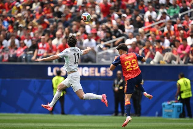 Spain v Austria - FIFA World Cup, WM, Weltmeisterschaft, Fussball 2026 - Round of 32 LOS ANGELES, CALIFORNIA - JULY 2: Pau Cubarsi (22) of Spain in action against Michael Gregoritsch (11) of Austria during the 2026 FIFA World Cup Round of 32 match between Spain and Austria at the Los Angeles Stadium (SoFi Stadium) in Inglewood, California, United States on July 2, 2026. Tayfun Coskun Anadolu California United States. Editorial use only. Please get in touch for any other usage.  Copyright: x2026xAnadoluxTayfunxCoskunx