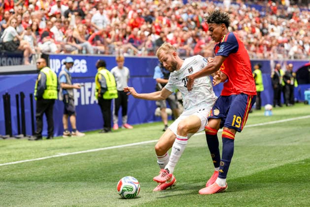 SOCCER - FIFA World Cup, WM, Weltmeisterschaft, Fussball 2026 INGLEWOOD,CALIFORNIA,USA,02.JUL.26 - SOCCER - FIFA World Cup, round of 32, Spain vs Austria. Image shows Konrad Laimer (AUT) and Lamine Yamal (ESP).  GEPAxpictures xArminxRauthner