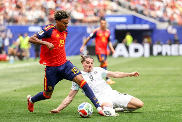 SOCCER - FIFA World Cup, WM, Weltmeisterschaft, Fussball 2026 INGLEWOOD,CALIFORNIA,USA,02.JUL.26 - SOCCER - FIFA World Cup, round of 32, Spain vs Austria. Image shows Lamine Yamal (ESP) and Marcel Sabitzer (AUT).  GEPAxpictures xArminxRauthner