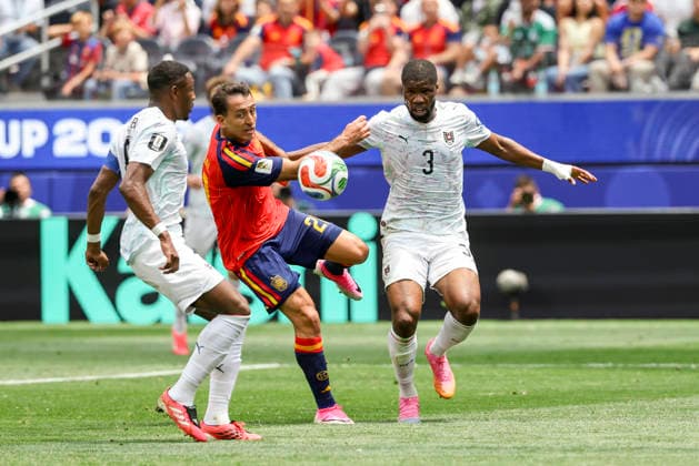 SOCCER - FIFA World Cup, WM, Weltmeisterschaft, Fussball 2026 INGLEWOOD,CALIFORNIA,USA,02.JUL.26 - SOCCER - FIFA World Cup, round of 32, Spain vs Austria. Image shows David Alaba (AUT), Mikel Oyarzabal (ESP) and Kevin Danso (AUT).  GEPAxpictures xArminxRauthner