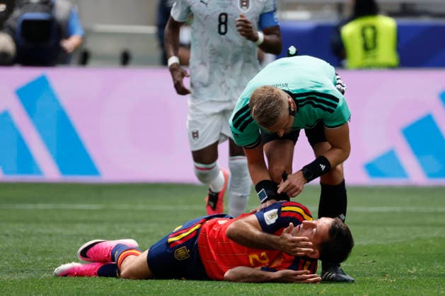 Mikel Oyarzabal of Spain talks with referee Glenn Nyberg during the FIFA World Cup, WM, Weltmeisterschaft, Fussball 2026 Round of 32 match Spain against Austria, in Los Angeles, United States, 02 July 2026. FIFA World Cup 2026 - Round of 32 - Spain vs Austria !ACHTUNG: NUR REDAKTIONELLE NUTZUNG!  Copyright: xLavandeiraxJrx AMDEP7799 20260702-55020781104_1