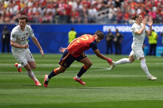 Spain v Austria - FIFA World Cup, WM, Weltmeisterschaft, Fussball 2026 - Round of 32 LOS ANGELES, CALIFORNIA - JULY 2: Pau Cubarsi (22) of Spain in action against Michael Gregoritsch of Austria during the 2026 FIFA World Cup Round of 32 match between Spain and Austria at the Los Angeles Stadium (SoFi Stadium) in Inglewood, California, United States on July 2, 2026. Tayfun Coskun Anadolu California United States. Editorial use only. Please get in touch for any other usage.  Copyright: x2026xAnadoluxTayfunxCoskunx