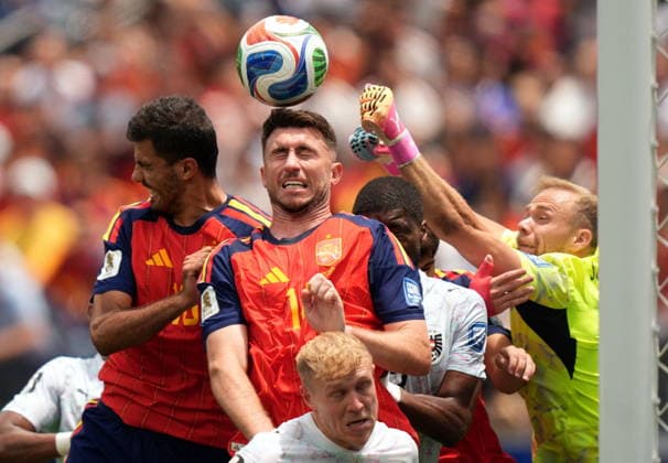 FIFA World Cup, WM, Weltmeisterschaft, Fussball 2026 - Round of 32 - Spain vs Austria Aymeric Laporte of Spain (C) and goalkeeper Alexander Schlager of Austria (R) in action during the FIFA World Cup 2026 Round of 32 match Spain against Austria, in Los Angeles, USA, 02 July 2026. INGLEWOOD United States  Copyright: xSCOTTxSTRAZZANTEx